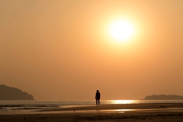 Uomo in meditazione per la guarigione interiore, simboleggiando la riscoperta del potenziale interiore