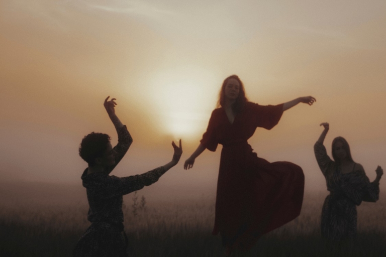 Danza Utera: donna in movimento durante un rituale di danza sacra, esprimendo il sacro femminile attraverso movimenti fluidi e meditativi