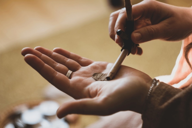 Polvere di rapé preparata per l'insufflazione durante il rituale tradizionale per la purificazione e la connessione spirituale