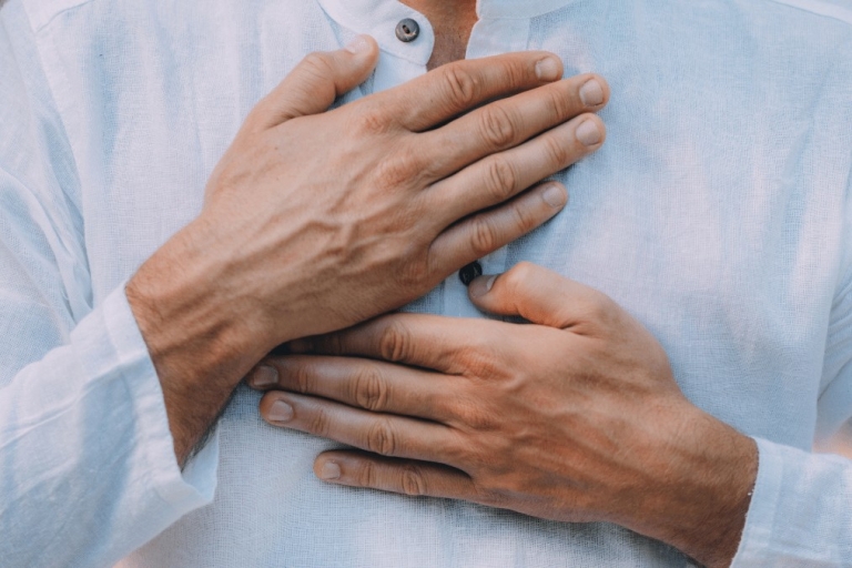 Uomo che abbraccia la propria umanità e connessione con la Terra e il Cielo, rappresentando il viaggio di crescita e realizzazione.