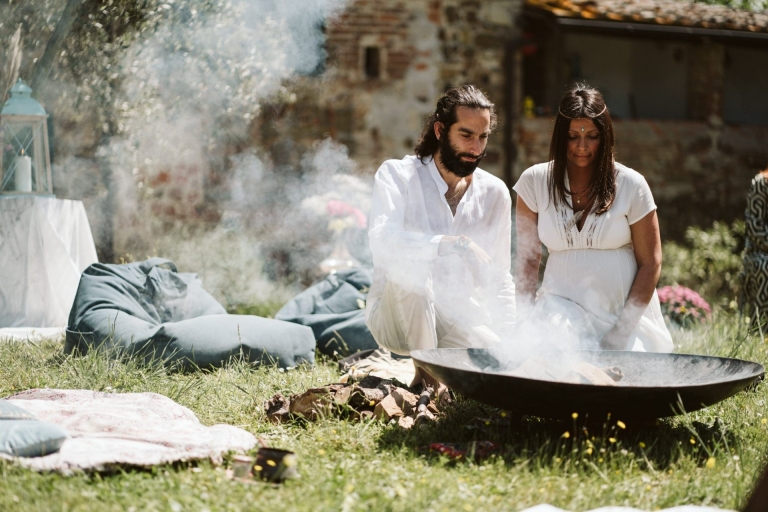 Matrimonio Sciamanico: cerimonia con elementi naturali e partecipazione di familiari, amici e animali. Unione sacra attraverso Fuoco, Terra, Acqua e Vento