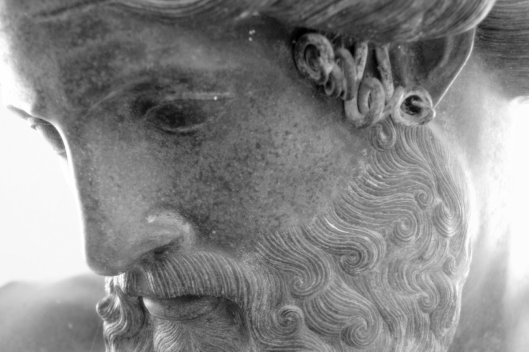 Divinità maschili storiche come Zeus, Odino e Shiva, rappresentanti di forza e saggezza